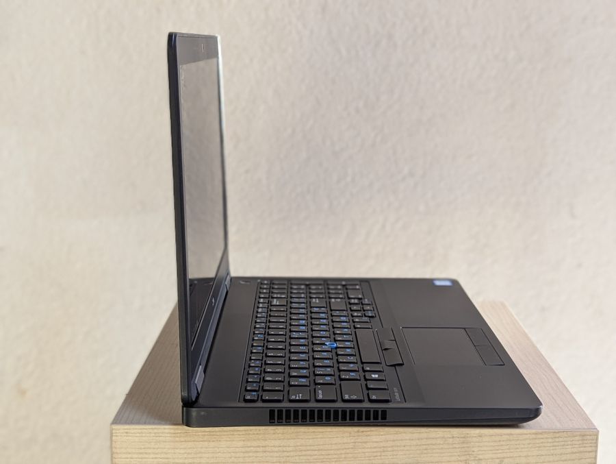 Уцінка! Ноутбук Б/В Dell Latitude E5570, Intel Core i5-6300HQ, DDR4 8 GB, SSD 256GB, 15.6" Full HD