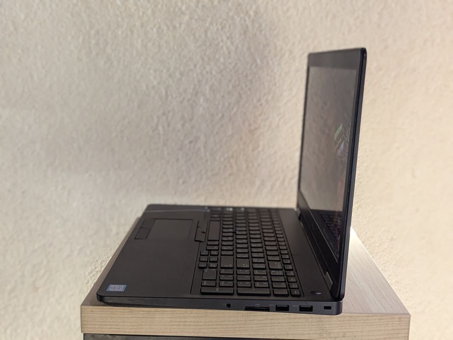 Уцінка! Ноутбук Б/В Dell Latitude E5570, Intel Core i5-6300HQ, DDR4 8 GB, SSD 256GB, 15.6" Full HD