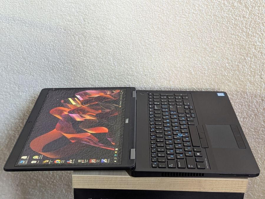 Уцінка! Ноутбук Б/В Dell Precision 3510, Intel Core i5-6300U, DDR4 8 GB, SSD 128GB, 15" Full HD