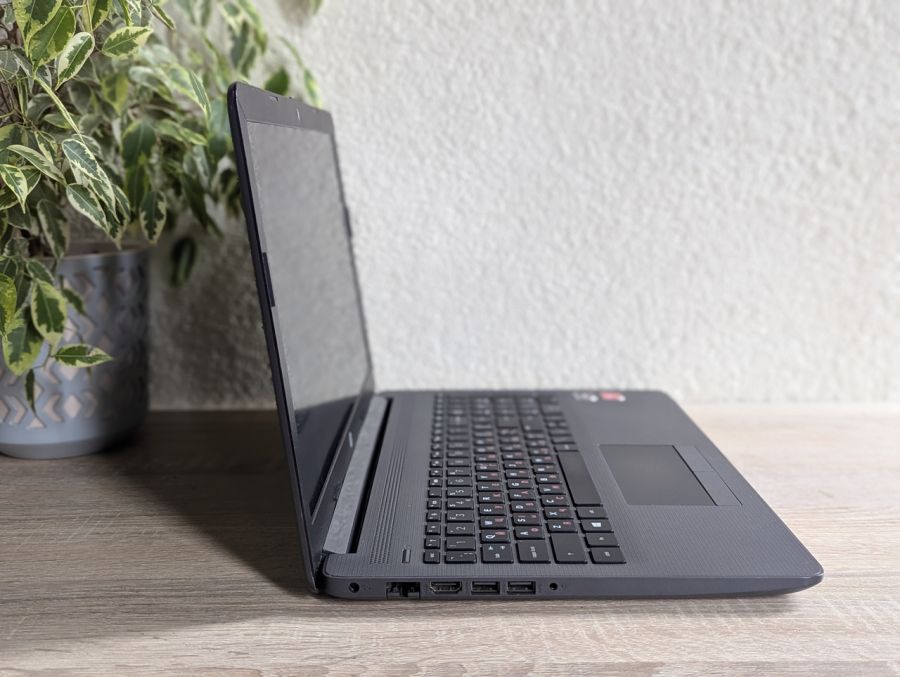 Уцінка! Ноутбук Б/В HP Notebook 255 G7, AMD Ryzen 3 2200U, DDR4 8 GB, SSD 256GB, AMD Radeon Vega, 15.6" Full HD