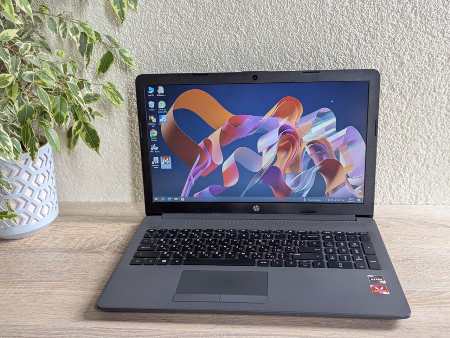 Уцінка! Ноутбук Б/В HP Notebook 255 G7, AMD Ryzen 3 2200U, DDR4 8 GB, SSD 256GB, AMD Radeon Vega, 15.6" Full HD