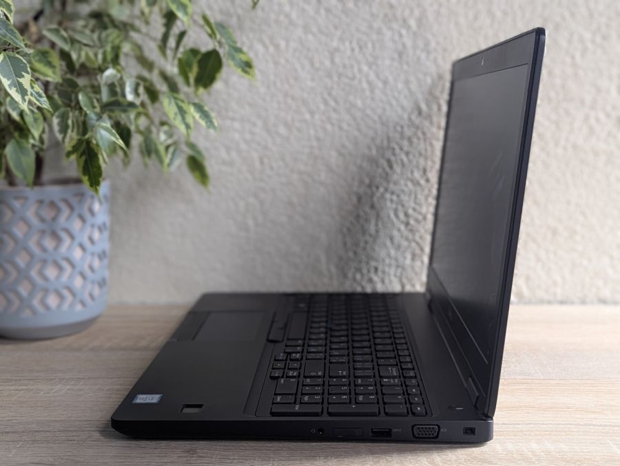 Уцінка! Ноутбук Б/В Dell Latitude 5590, Intel Core i5-7300U, DDR4 8 GB, SSD 128GB, 15.6" Full HD