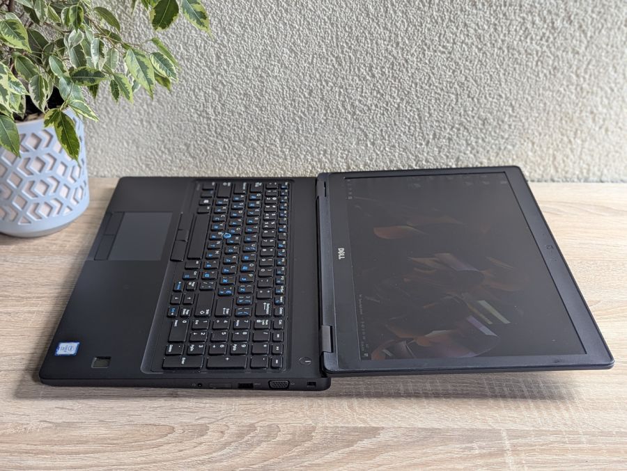 Уцінка! Ноутбук Б/В Dell Latitude 5590, Intel Core i5-7300U, DDR4 8 GB, SSD 128GB, 15.6" Full HD