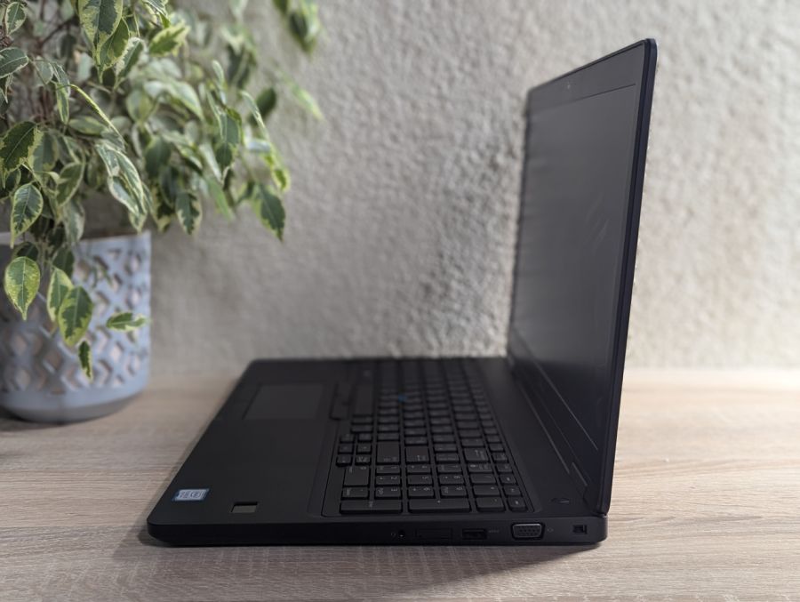Уцінка! Ноутбук Б/В Dell Latitude 5590, Intel Core i5-8350U, DDR4 16 GB, SSD 256GB, NVIDIA GeForce MX130 2 Gb, 15.6" Full HD