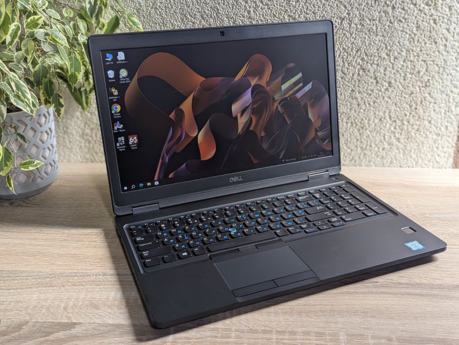 Уцінка! Ноутбук Б/В Dell Latitude 5590, Intel Core i5-8350U, DDR4 16 GB, SSD 256GB, NVIDIA GeForce MX130 2 Gb, 15.6" Full HD