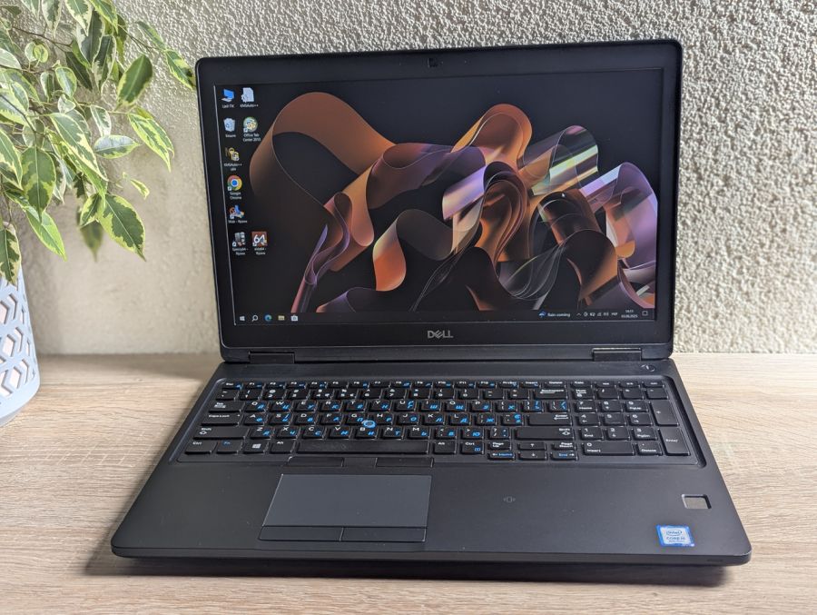 Уцінка! Ноутбук Б/В Dell Latitude 5590, Intel Core i5-8350U, DDR4 16 GB, SSD 256GB, NVIDIA GeForce MX130 2 Gb, 15.6" Full HD