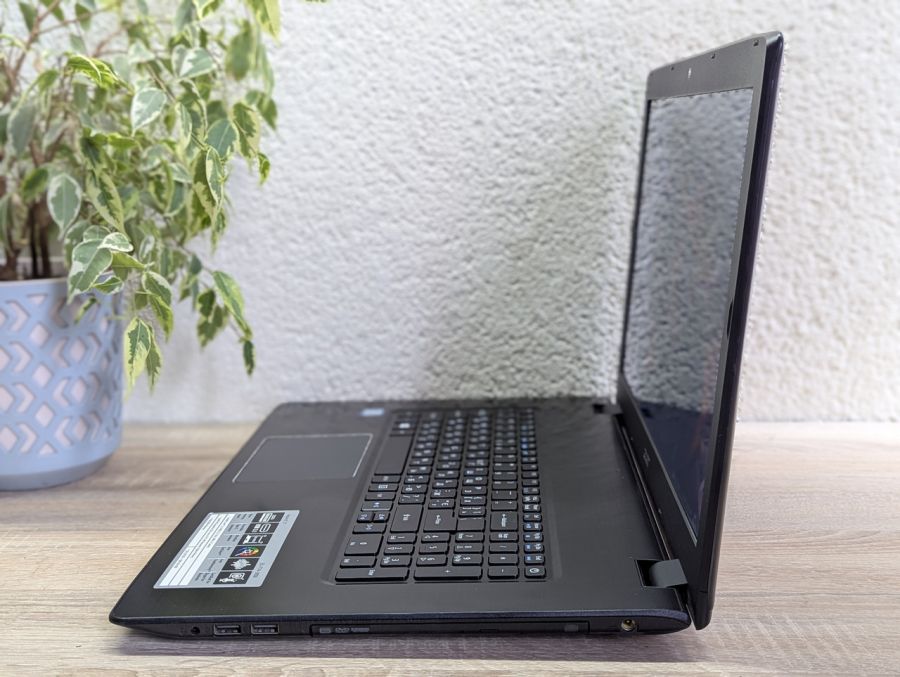 Уцінка! Ноутбук Б/В Acer Aspire E5-774, Intel Core i3-6100U, DDR4 8 GB, SSD 128GB, 17" (1600x900x60Hz)