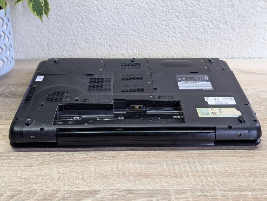 Уцінка! Ноутбук Б/В Toshiba Satellite P 300, Intel Core 2 Duo T6400, DDR2 4 GB, SSD 128GB + HDD 380GB, Radeon HD 4500, 17.1" HD