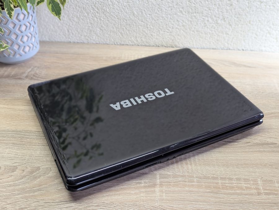 Уцінка! Ноутбук Б/В Toshiba Satellite P 300, Intel Core 2 Duo T6400, DDR2 4 GB, SSD 128GB + HDD 380GB, Radeon HD 4500, 17.1" HD
