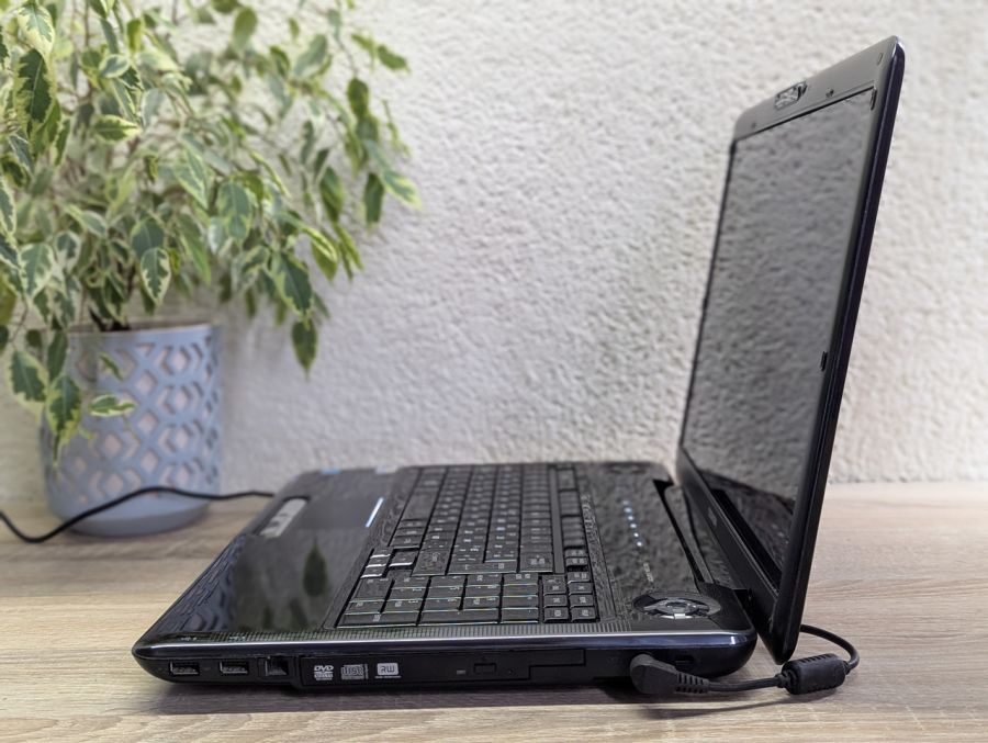 Уцінка! Ноутбук Б/В Toshiba Satellite P 300, Intel Core 2 Duo T6400, DDR2 4 GB, SSD 128GB + HDD 380GB, Radeon HD 4500, 17.1" HD