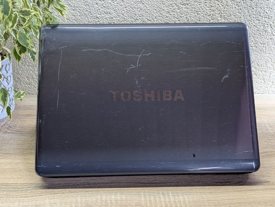 Уцінка! Ноутбук Б/В Toshiba Satellite P300, Intel Core 2 Duo T5750, DDR2 4 GB, SSD 128GB + HDD 500GB, Standard VGA Graphics Adapter 16Mb, 17.1"