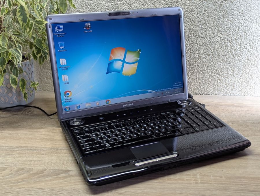 Уцінка! Ноутбук Б/В Toshiba Satellite P300, Intel Core 2 Duo T5750, DDR2 4 GB, SSD 128GB + HDD 500GB, Standard VGA Graphics Adapter 16Mb, 17.1"