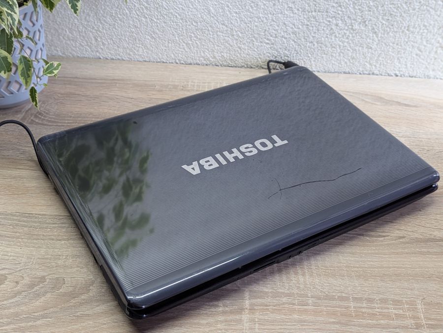 Уцінка! Ноутбук Б/В Toshiba Satellite P300, Intel Core 2 Duo T5750, DDR2 4 GB, SSD 128GB + HDD 500GB, Standard VGA Graphics Adapter 16Mb, 17.1"