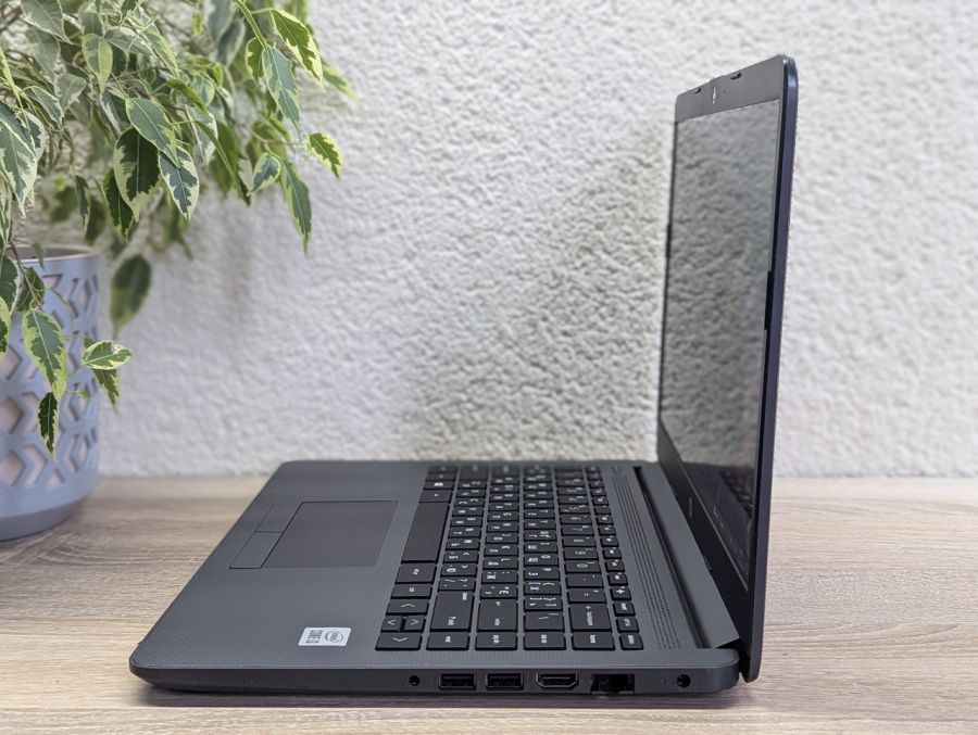 Уцінка! Ноутбук Б/В HP Notebook 240 G8, Intel Core i3-1005G1, DDR4 16 GB, SSD 256GB, 14" Full HD