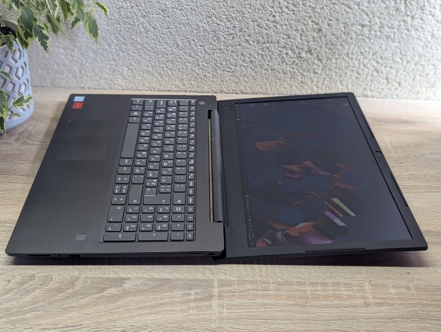 Ноутбук Б/В Lenovo V330-15IKB, Intel Core i7-8550U, DDR4 20 GB, SSD 128GB + HDD 1TB, 15.6" Full HD