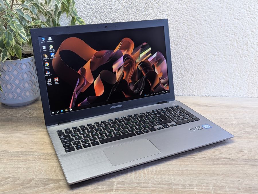 Уцінка! Ноутбук Б/В Medion Akoya S6426, Intel Core i5-8250U, DDR4 16 GB, SSD 128GB + HDD 500GB, 15.6" Full HD