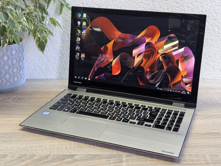Уцінка! Ноутбук Б/В Toshiba Satellite Radius 15 P50W-C-10V, Intel Core i5-6200U, DDR3 8 GB, SSD 128GB, 15.6" Full HD
