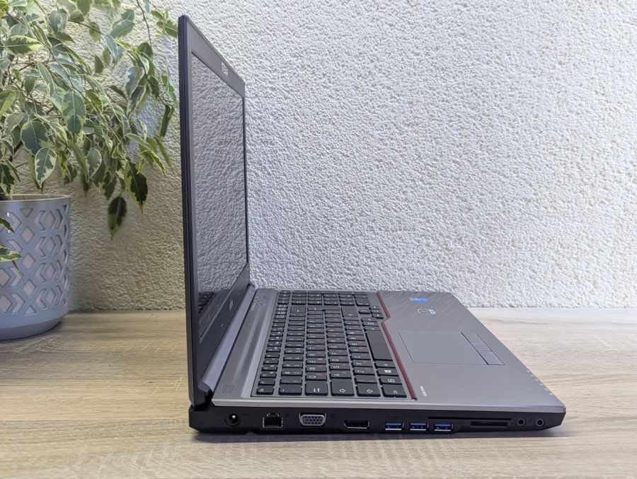 Ноутбук Б/В Fujitsu H730, Intel Core i7-4810MQ, DDR3 16 GB, SSD 256GB, NVIDIA GeForce Quadro, 15.6" Full HD