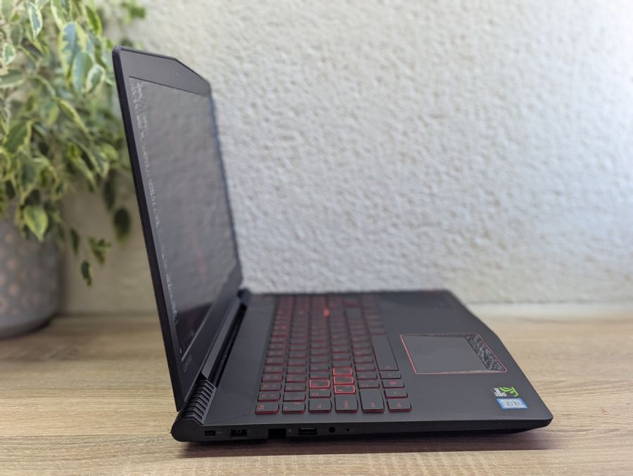 Уцінка! Ноутбук Б/В Lenovo Y520-15IKBN, Intel Core i7-7700HQ, DDR4 32 GB, SSD 128GB + HDD 1TB, NVIDIA GeForce GTX 1050 4Gb, 15.6" Full HD