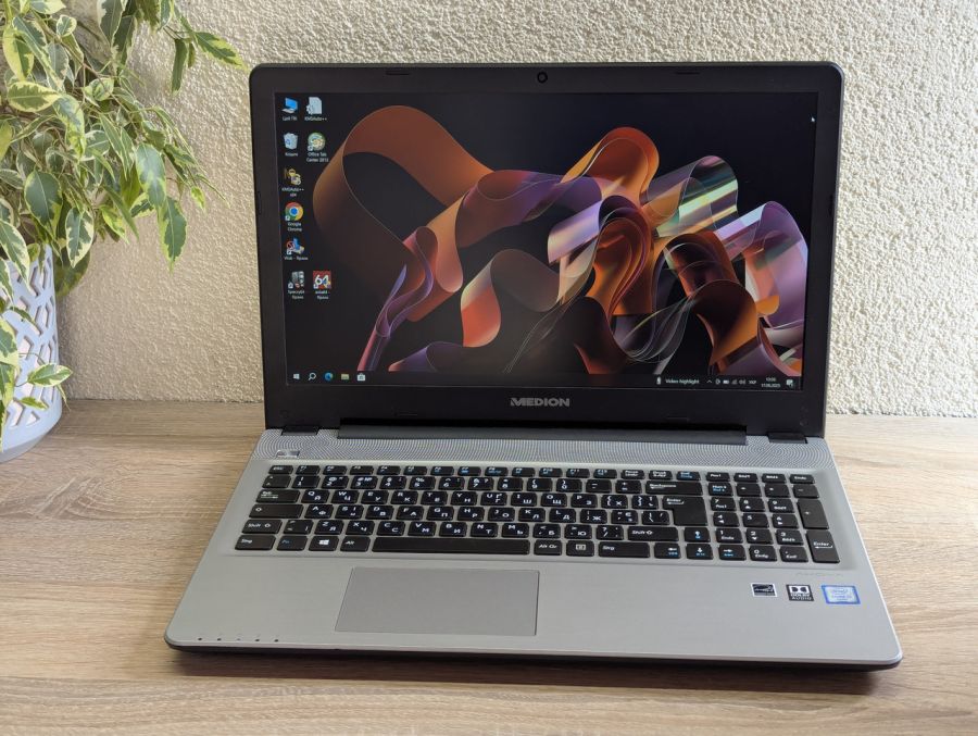 Уцінка! Ноутбук Б/В Medion Akoya E6422, Intel Core i3-6100U, DDR3 8 GB, SSD 128GB + HDD 5000GB, 15.6" Full HD