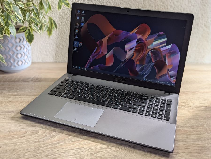 Уцінка! Ноутбук Б/В ASUS X550Z, AMD A10-7400P, DDR3 12 GB, SSD 128GB, AMD Radeon R6, 15.6" Full HD