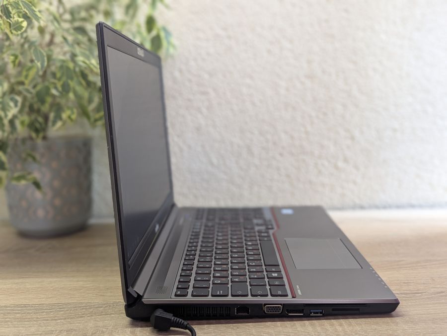 Уцінка! Ноутбук Б/В Fujitsu E756, Intel Core i5-6300U, DDR4 8 GB, SSD 256GB, 15.6" Full HD