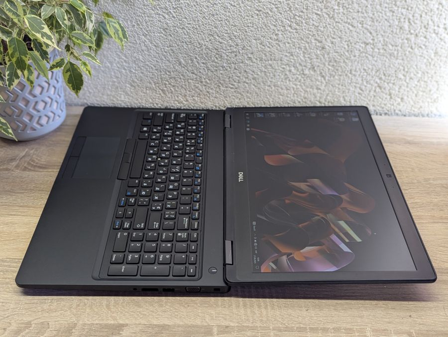 Уцінка! Ноутбук Б/В Dell Latitude 5590, Intel Core i5-8250U, DDR4 16 GB, SSD 256GB, 15.6" Full HD