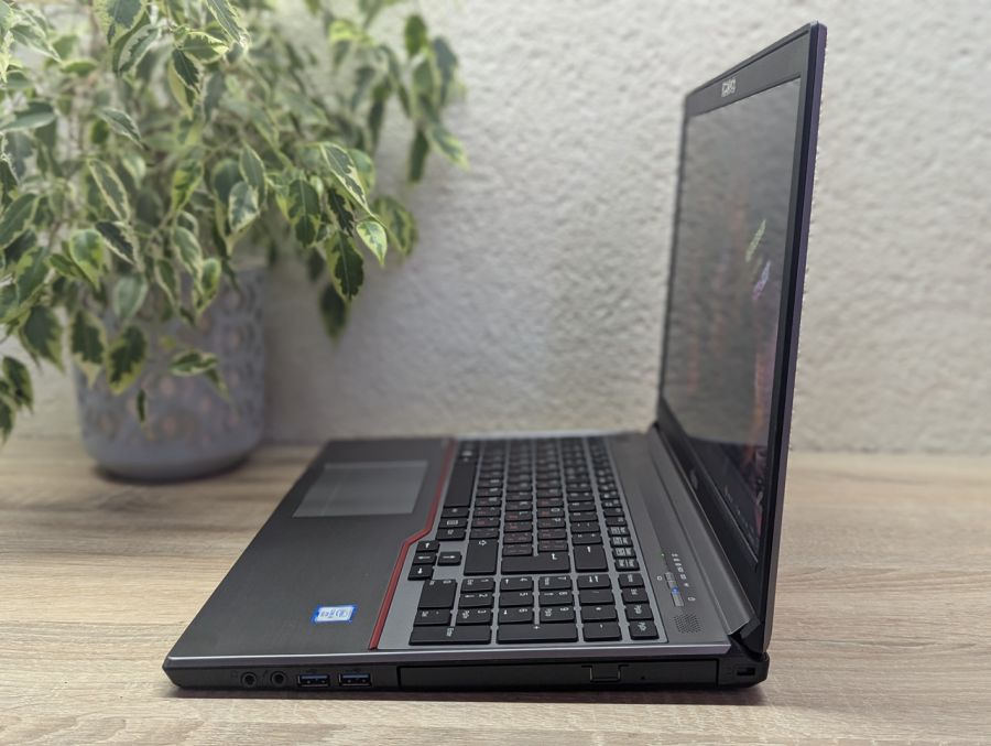 Уцінка! Ноутбук Б/В Fujitsu E756, Intel Core i5-6300U, DDR4 8 GB, SSD 128GB, 15.6" Full HD