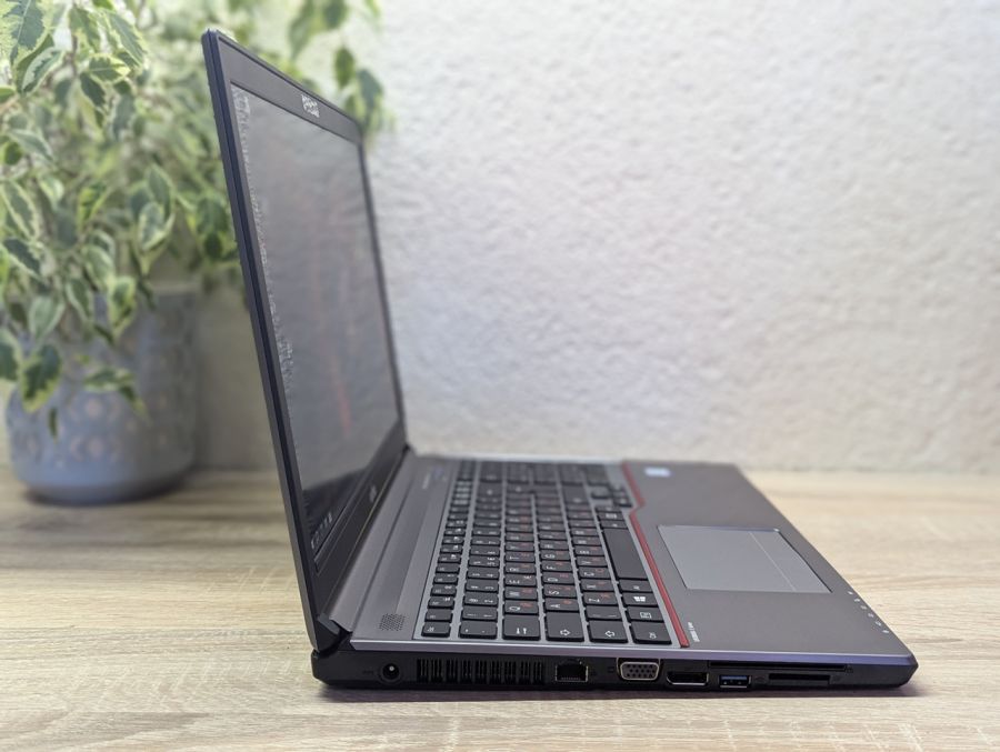 Уцінка! Ноутбук Б/В Fujitsu E756, Intel Core i5-6300U, DDR4 8 GB, SSD 128GB, 15.6" Full HD