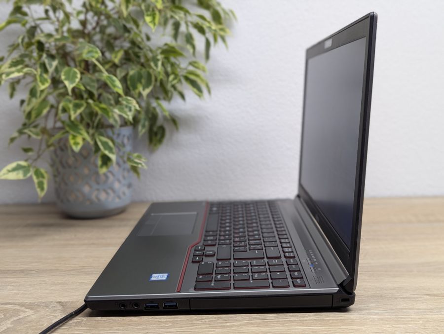 Ноутбук Б/В Fujitsu E756, Intel Core i5-6300U, DDR4 8 GB, SSD 256GB, 15.6" HD