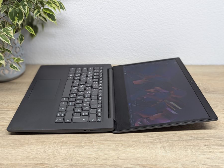 Уцінка! Ноутбук Б/В Lenovo V14-ADA, AMD Ryzen 3020e, DDR4 16 GB, SSD 256GB, AMD Radeon Vega, 14" Full HD