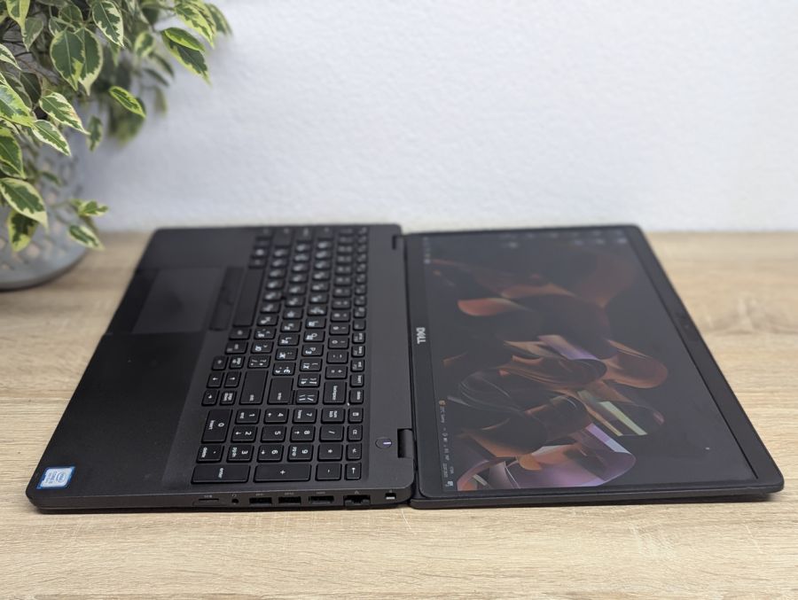 Уцінка! Ноутбук Б/В Dell Latitude 5501, Intel Core i5-9300H, DDR4 16 GB, SSD 256GB, 15.6" Full HD