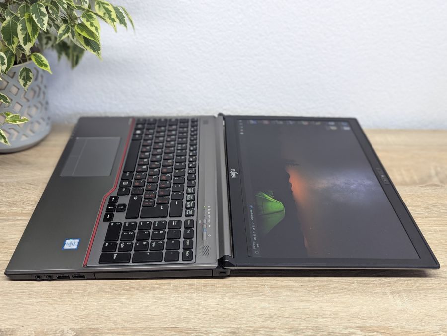Ноутбук Б/В Fujitsu E756, Intel Core i5-6200U, DDR4 16 GB, SSD 256GB, 15.6" Full HD