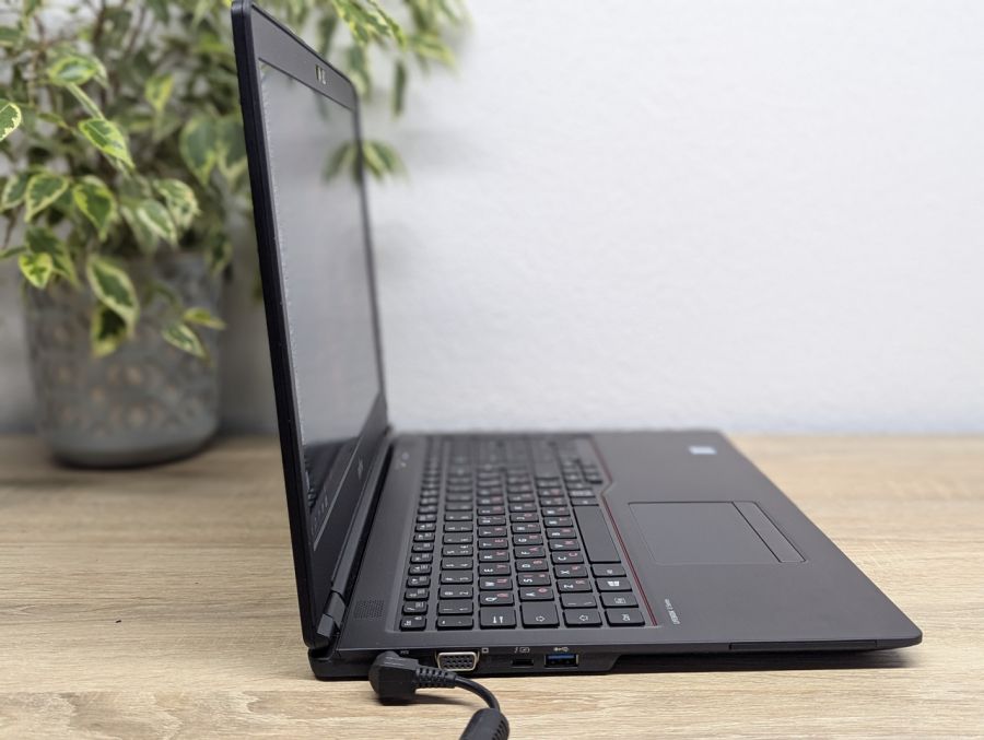 Уцінка! Ноутбук Б/В Fujitsu U759, Intel Core i5-8665U, DDR4 8 GB, SSD 256GB, 15.6" Full HD