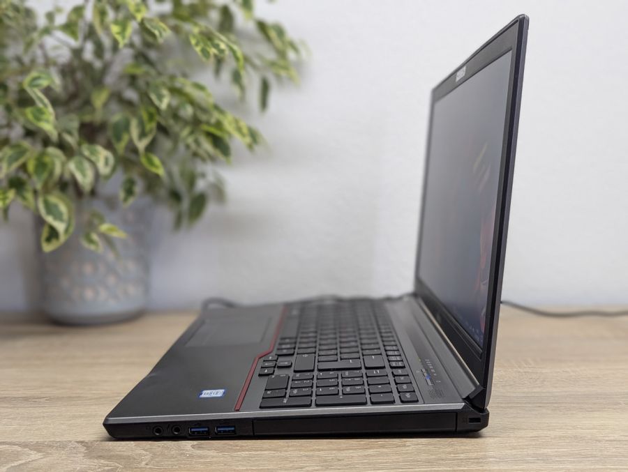 Уцінка! Ноутбук Б/В Fujitsu E756, Intel Core i7-6600U, DDR4 8 GB, SSD 256GB, 15.6" HD