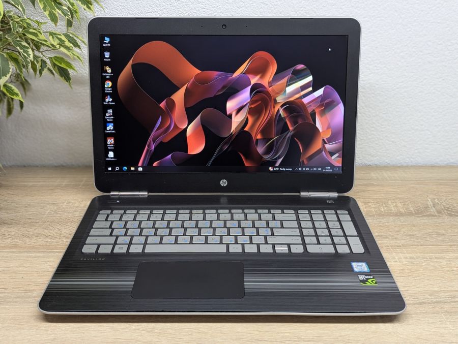 Уцінка! Ноутбук Б/В HP Pavilion 15 Notebook, Intel Core i7-7700HQ, DDR4 16 GB, SSD 256GB + SSD 1TB, NVIDIA GeForce GTX 1050 2Gb, 15.6" Full HD