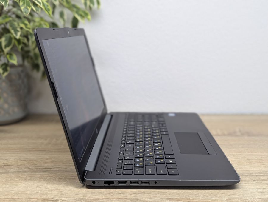 Уцінка! Ноутбук Б/В HP Laptop 15, Intel Core i5-8250U, DDR4 8 GB, SSD 256GB, 15.6" Full HD