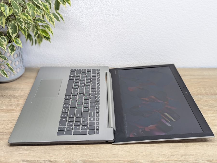 Уцінка! Ноутбук Б/В Lenovo 330-15IKB, Intel Core i5-8250U, DDR4 12 GB, SSD 256GB, 15" Full HD