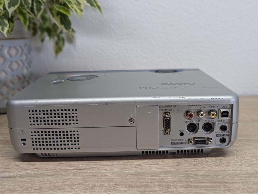Б/В Проєктор SANYO PLC-XU47 [ProductHub SKU XU47]