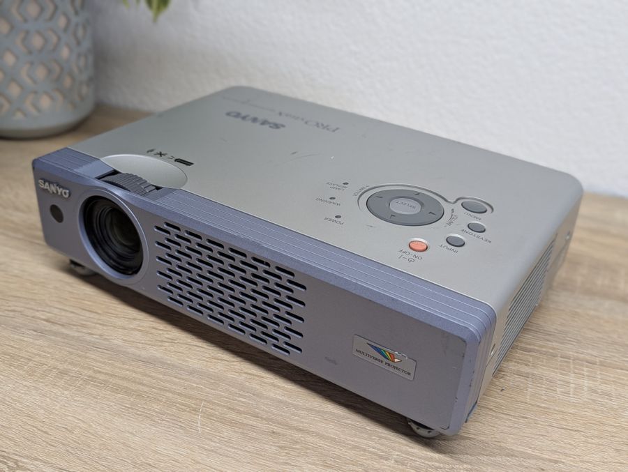 Б/В Проєктор SANYO PLC-XU41