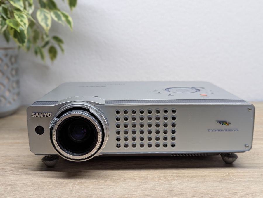 Б/В Проєктор SANYO PLC-XU51