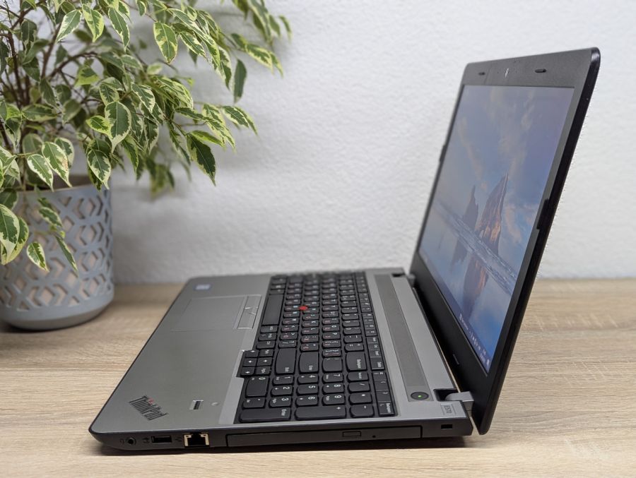 Ноутбук Б/В Lenovo ThinkPad E570, Intel Core i3-7100U, DDR4 8 GB, SSD 128GB, 15.6" HD