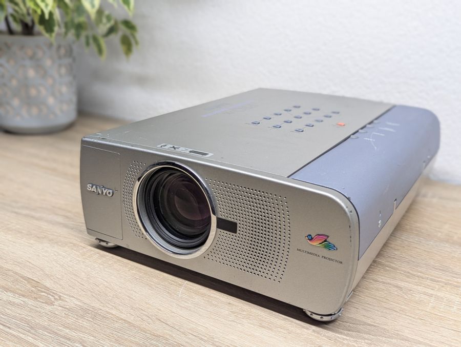 Б/В Проєктор SANYO PLC-SU20E