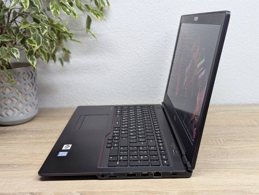 Уцінка! Ноутбук Б/В Fujitsu U758, Intel Core i5-7300U, DDR4 16 GB, SSD 256GB, 15.6" Full HD