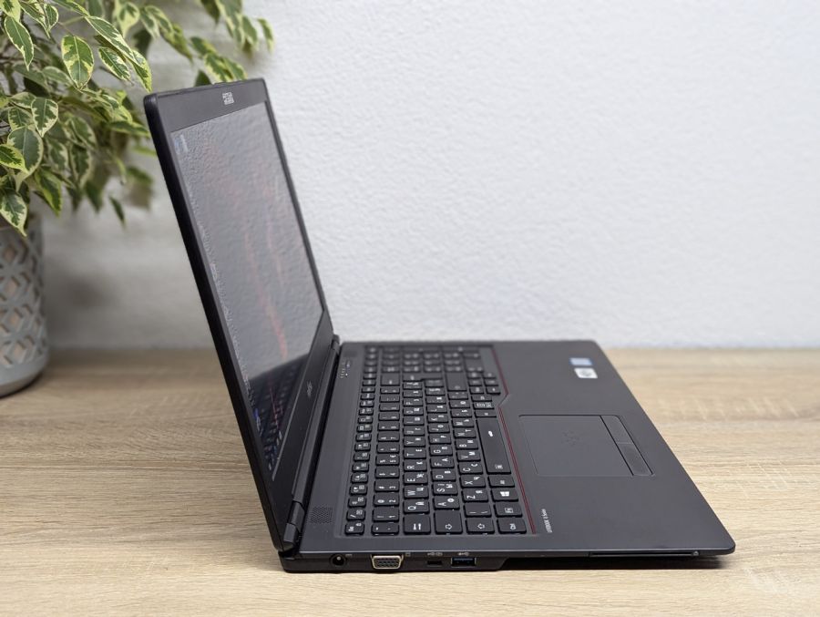 Уцінка! Ноутбук Б/В Fujitsu U758, Intel Core i5-7300U, DDR4 16 GB, SSD 256GB, 15.6" Full HD