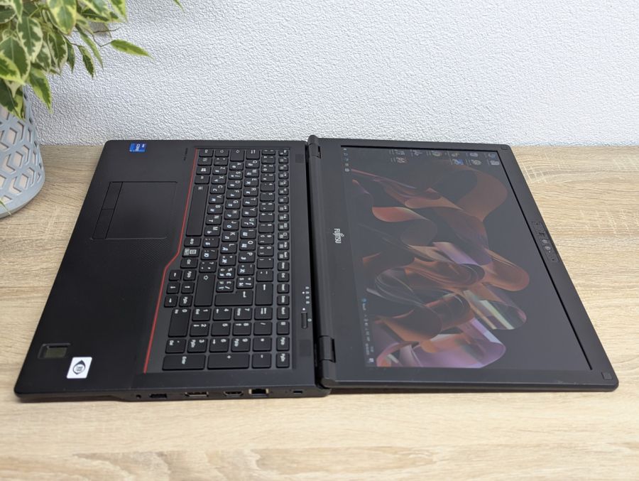 Уцінка! Ноутбук Б/В Fujitsu LifeBook E5511, Intel Core i7-1165G7, DDR4 16 GB, SSD 256GB, 15.6" Full HD