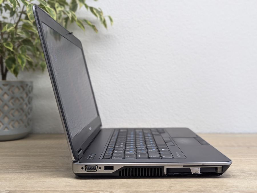 Уцінка! Ноутбук Б/В Dell Latitude E6440, Intel Core i5-4310M, DDR3 8 GB, SSD 128GB, AMD Radeon HD 8690M 2Gb, 14" Full HD