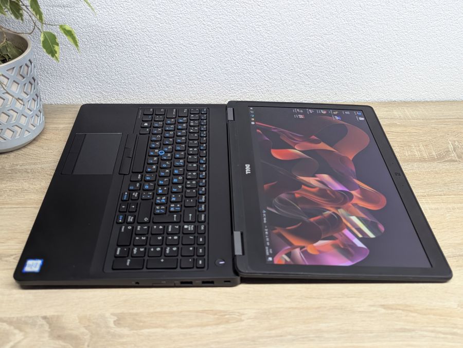 Ноутбук Б/В Dell Latitude E5570, Intel Core i7-6820HQ, DDR4 8 GB, SSD 256GB, AMD Radeon R7 M370 2Gb, 15.6" Full HD