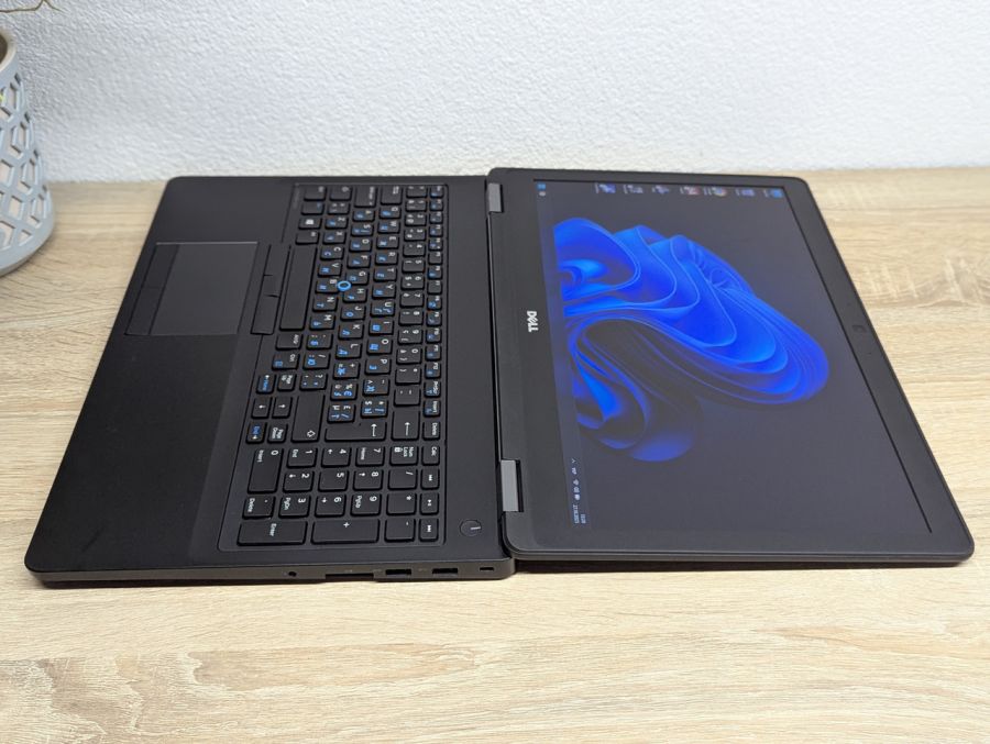 Уцінка! Ноутбук Б/В Dell Latitude E5570, Intel Core i5-6440HQ, DDR4 8 GB, SSD 256GB, AMD Radeon R7 M370 2Gb, 15.6" Full HD