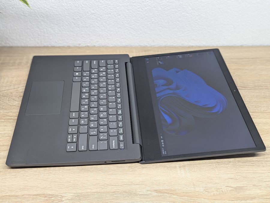 Уцінка! Ноутбук Б/В Lenovo V14-IWL, Intel Core i3-8145U, DDR4 8 GB, SSD 256GB, AMD Radeon Vega, 14" Full HD